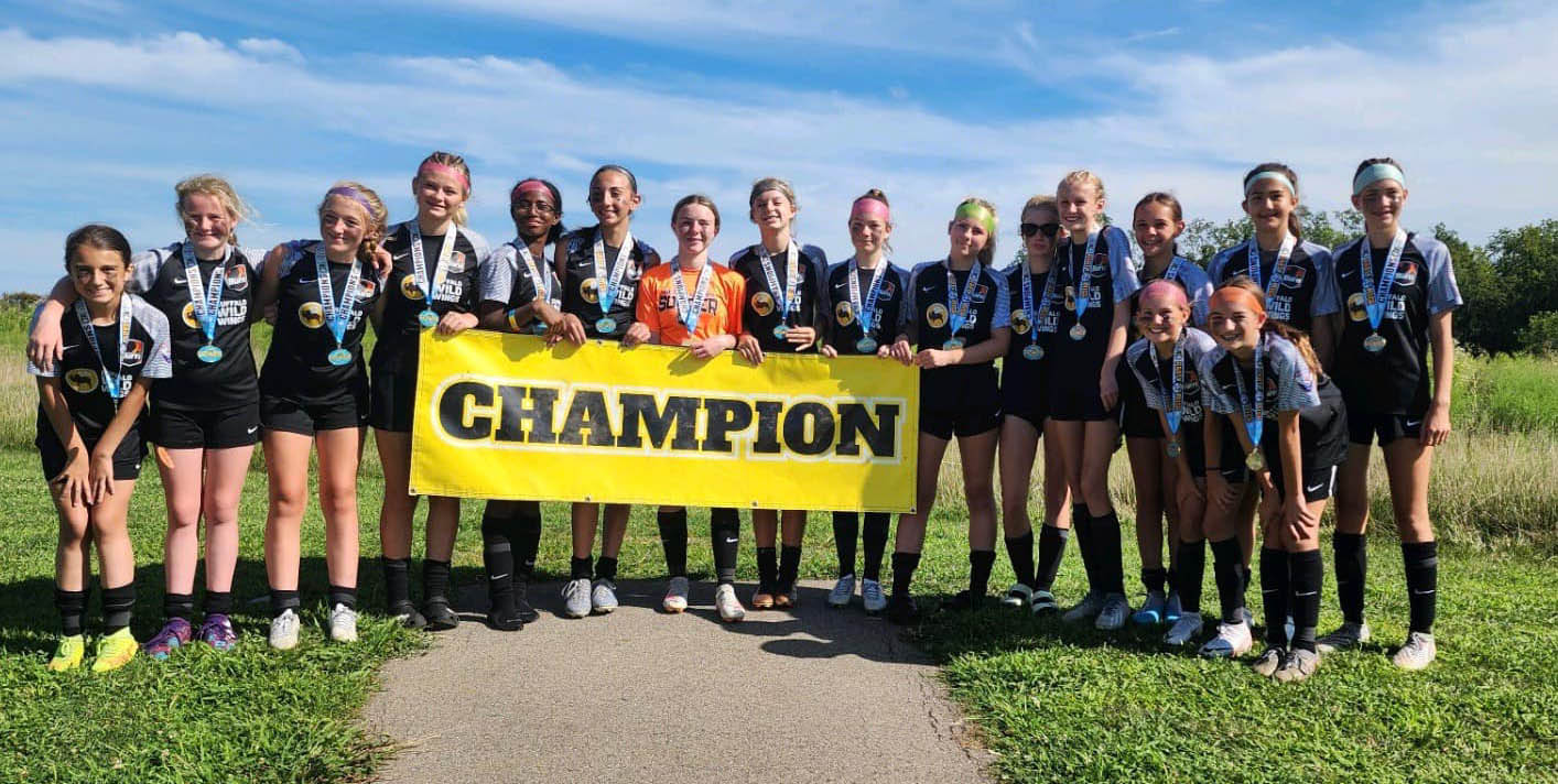 10 Girls Black are Party on the Pitch Futbol Classic Champions!